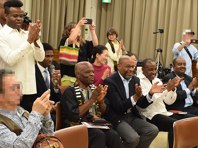 キッズダンスを楽しむ（左から）クラウフォード所長、駐日ジャマイカ大使、ガーナ大臣、エチオピア大臣